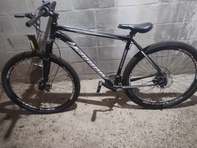Vendo bicicleta de macha Novinha pouco usada tá super nova freio a disco tá top