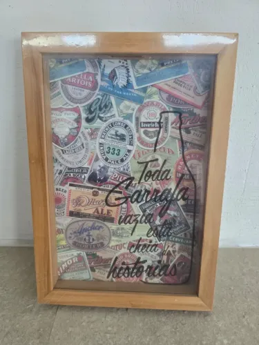 Quadro porta tampinha cerveja madeira e vidro