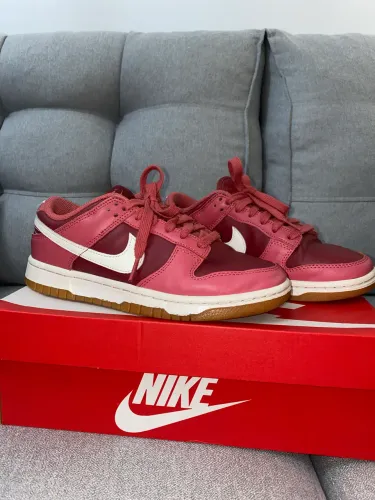Tênis Nike Dunk Low Desert Berry Rosa