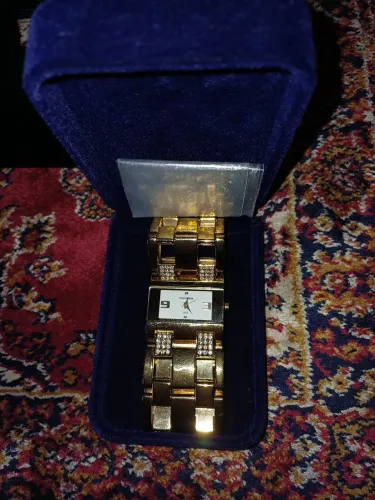 Relógio Mondaine com strass , estilo bracelete.
