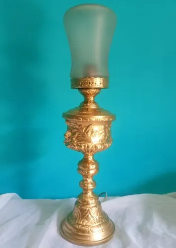 Antiga Luminária de Mesa em Resina e Cúpula de Vidro