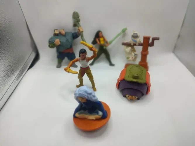 Bonecos miniatura Raya e o último dragão (usado)