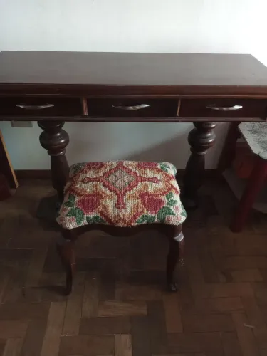 Mesa de madeira com 3 gavetas