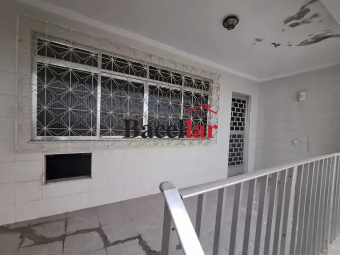 Casa de rua : Sobrado / Residencial / Olaria