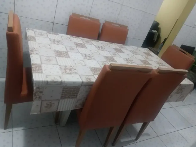 Mesa de madeira formicada cor creme. Só estou vendendo a mesa as cadeiras não. 