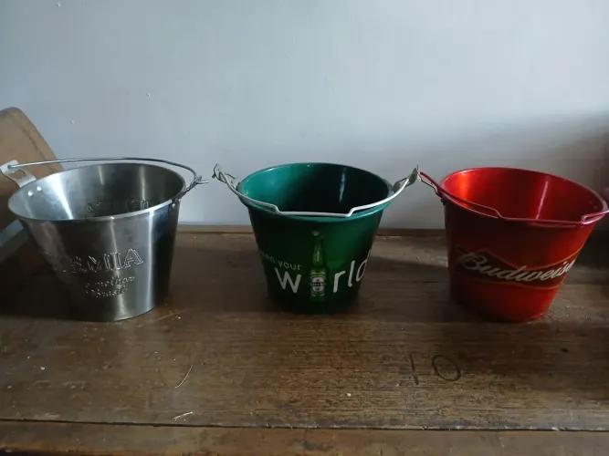 Baldes decorativos de marcas de cerveja