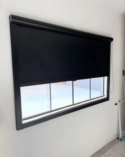 PERSIANA CAIXA BOX BLACKOUT PINPOINT 160x127cm Cor: preta