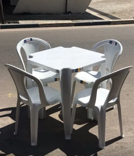 Conjunto de mesa e 4 cadeiras de plástico Tramontina suporta 154kg