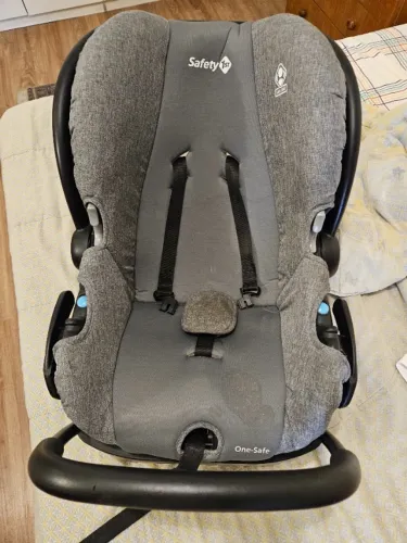 cadeirinha para carregar criança em carro, cor cinza com preto, estado de nova, com capas.