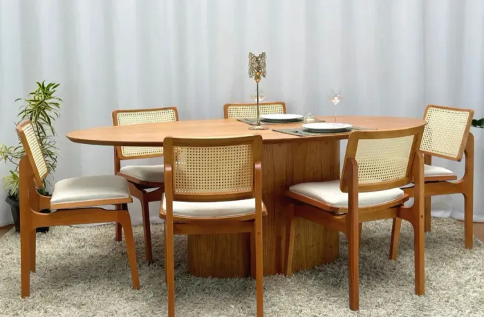 Mesa de Jantar Oval Amadeirada com Cadeiras