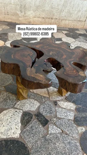 Mesa rústica de madeira 