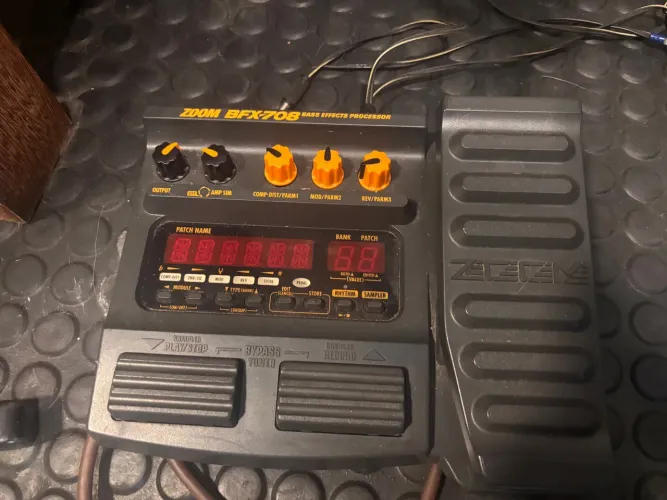 Pedaleira Zoom BFX-708 Bass Effects Processor
