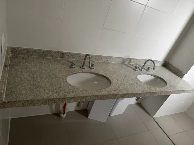 Bancada de granito cinza dupla para banheiro - 2,06m - com torneiras e misturadores