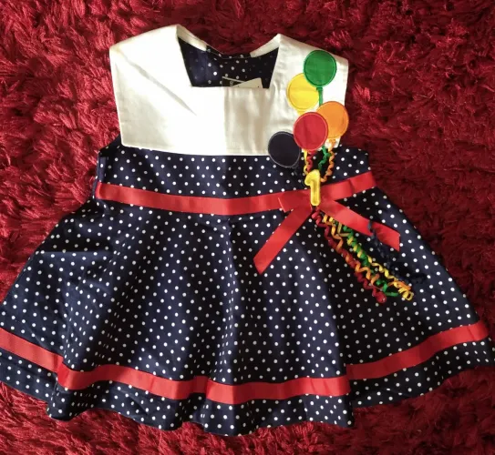 Vestido infantil azul com bolinhas branco