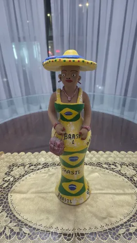 Escultura artesanato de barro "A Brasileira" Artesão pernambucano Armando 