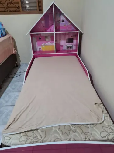 Cama de solteiro de Casinha com colchão para o Quarto da sua Filha .