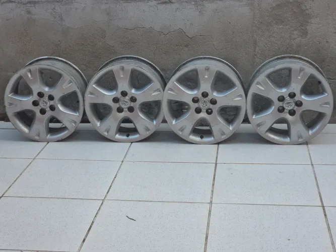 Vendo jogo de rodas do Corolla 2009, aro 16 originais.