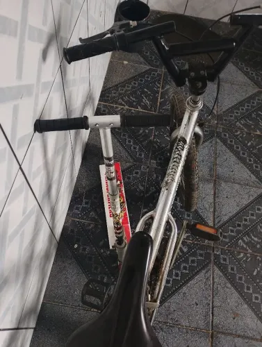 Uma bicicleta de criança mais um patinete 