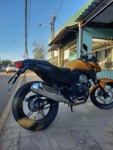 VENDO MOTO CB300