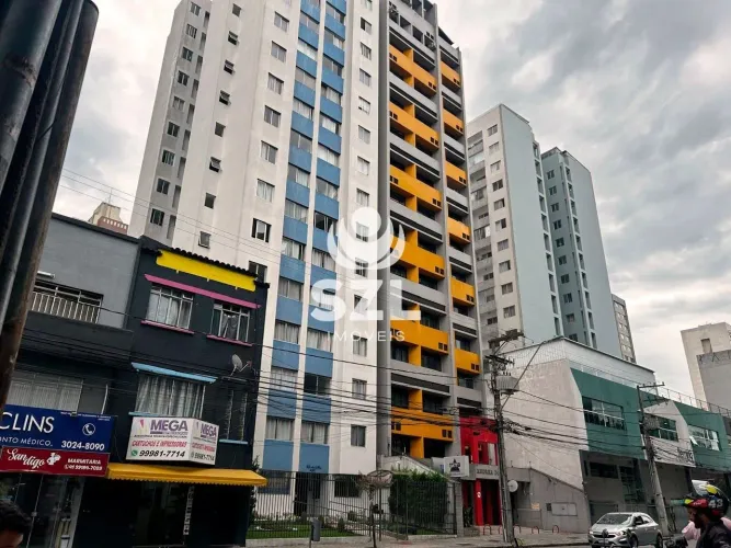 Sala comercial à venda no Centro de Curitiba.