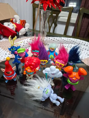 Lote com brindes do filme Trolls do McDonald's.