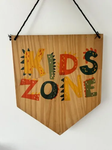 Placa Decorativa Infantil Kids Zone em Madeira Design Up Living