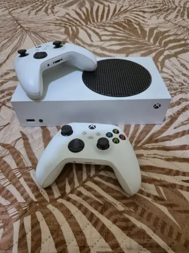 Xbox series s ( 2 controles e carregador de pilha )