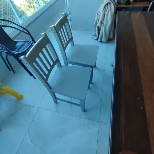 Mesa Maciça com cadeiras