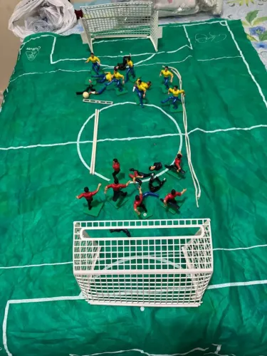 Joguinho de futebol infantil com campo de tecido e bonequinhos