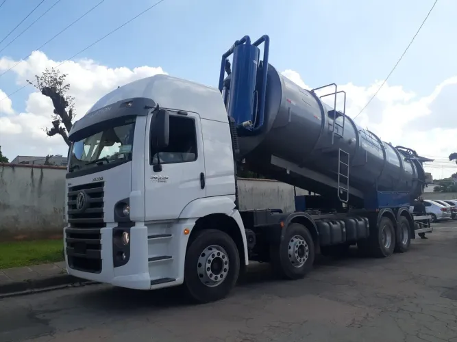 Caminhão limpa fossa e papa pó