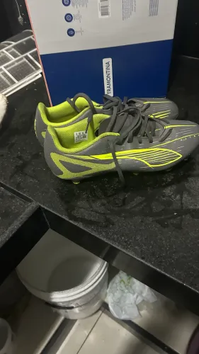 PUMA Future original, usada 1 vez, praticamente nova! Sem rasgos ou defeitos. Tamanho 41