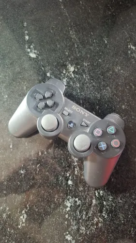 Controle Playstation 3, contem cabo de carregamento.