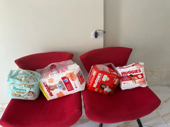 Vendo 4 pacotes de fraldas marcas variadas