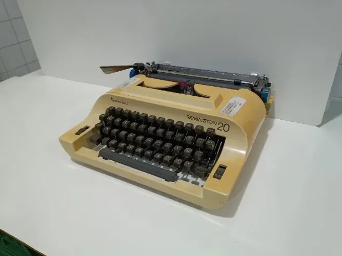 Máquina de escrever antiga Remington 20