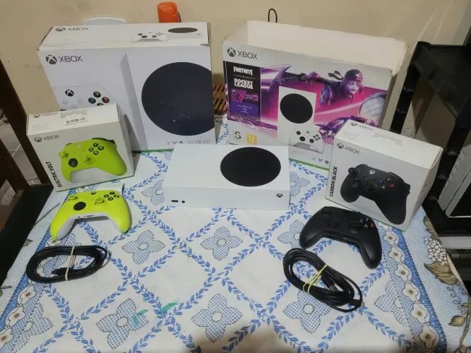 Vendo Xbox Series S com 2 controles