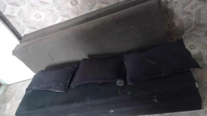 Vendo dois sofás-cama