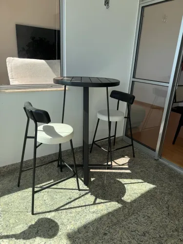 Mesa Bistrô Alta Alumínio com banquetas