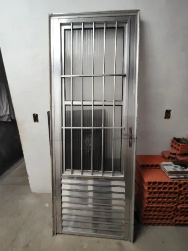 Porta de vidro basculante em alumínio <br><br>72x2.10