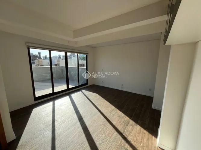 Cobertura duplex reformada à venda, sol norte/oeste, Placas Solares instaladas. Possui 3 d