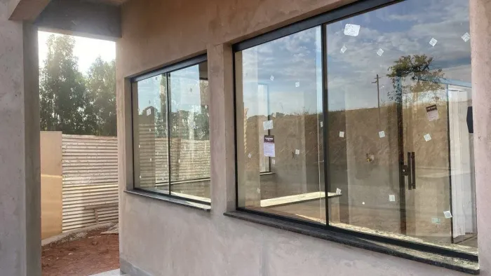 Vidros temperados e esquadria de alumínio