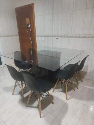 Vendo mesa tampo de vidro e cadeiras 