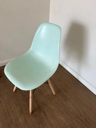 Cadeira Eames DSW Verde Menta com Pés de Madeira - Design Moderno