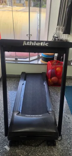 Esteira funcionando,ideal para pessoas de até 70 kg e caminhada.