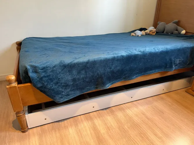 Cama auxiliar com rodinhas