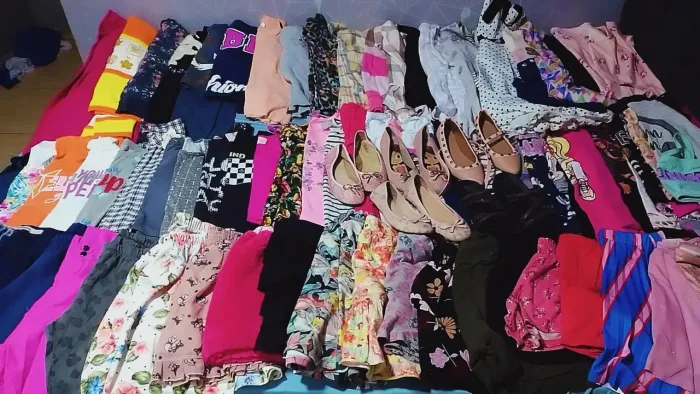 Roupas de menina serve acima de 12 anos com 80 pecinhas em ótimo estado 