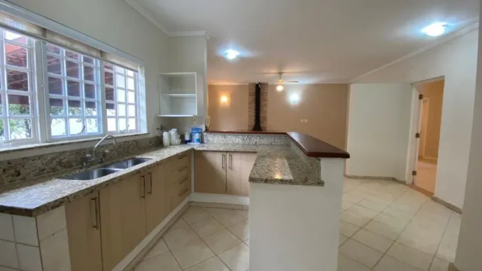 Casa térrea e aconchegante , ambientes integrados e muito verde SAN CONRADO-Sousas