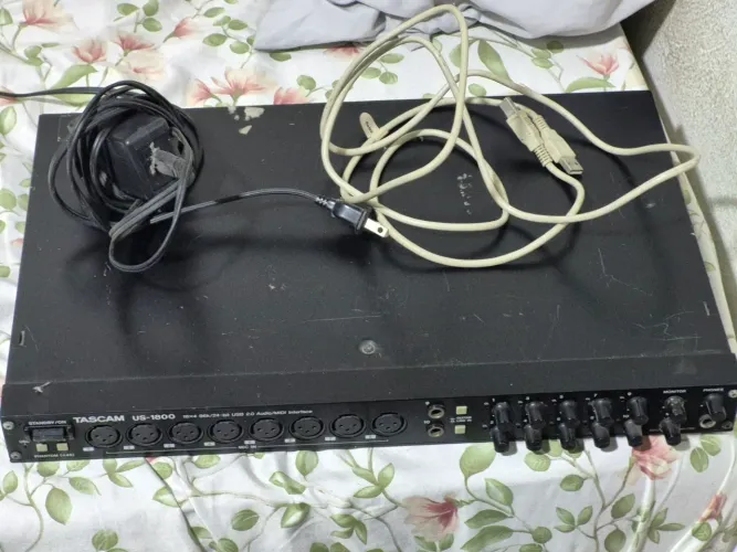 TASCAM US1800