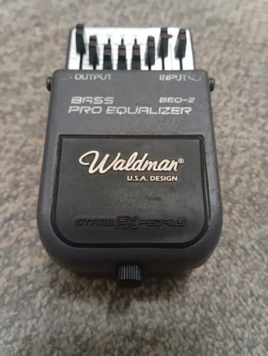 Pedal equalizer Waldman BEQ-2 para baixo e guitarra 