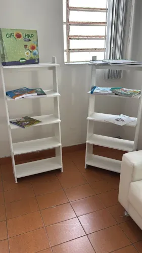 estante pequena para livros branca 