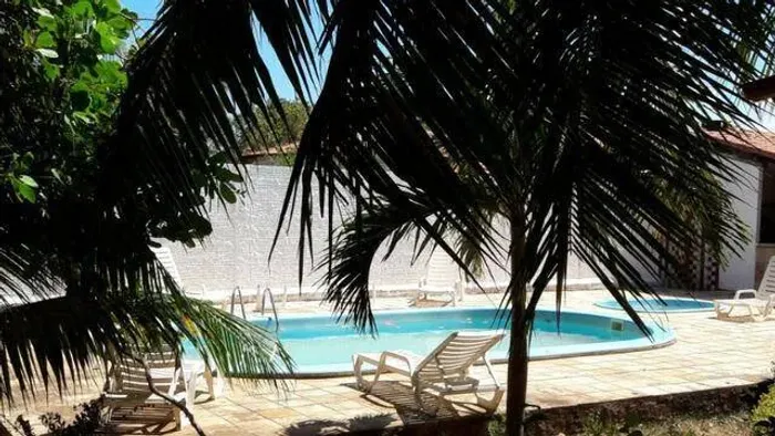 Pousada com 9 acomodações, piscina e amplo terreno, pertinho da praia.
